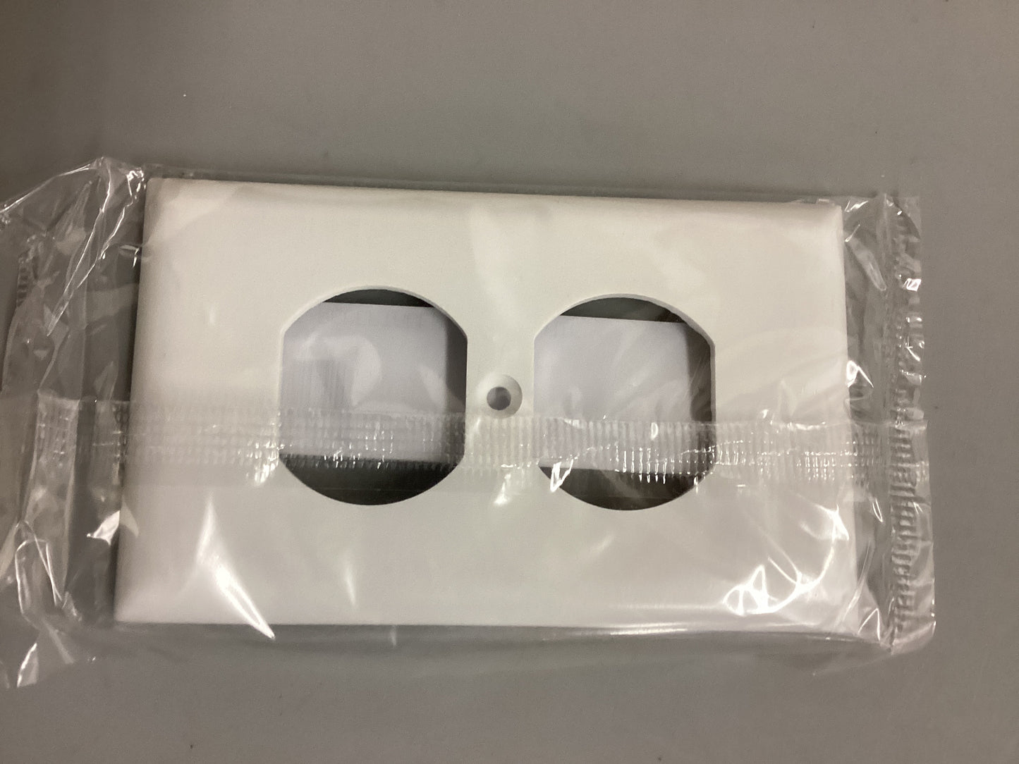 SP8W - WHITE DUPLEX OUTLET COVER
